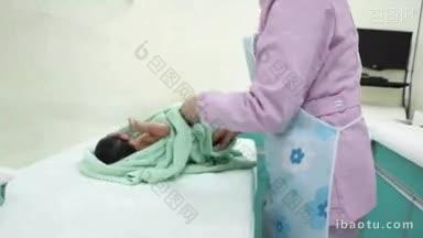 4K实拍婴儿出浴护士给婴儿擦身体